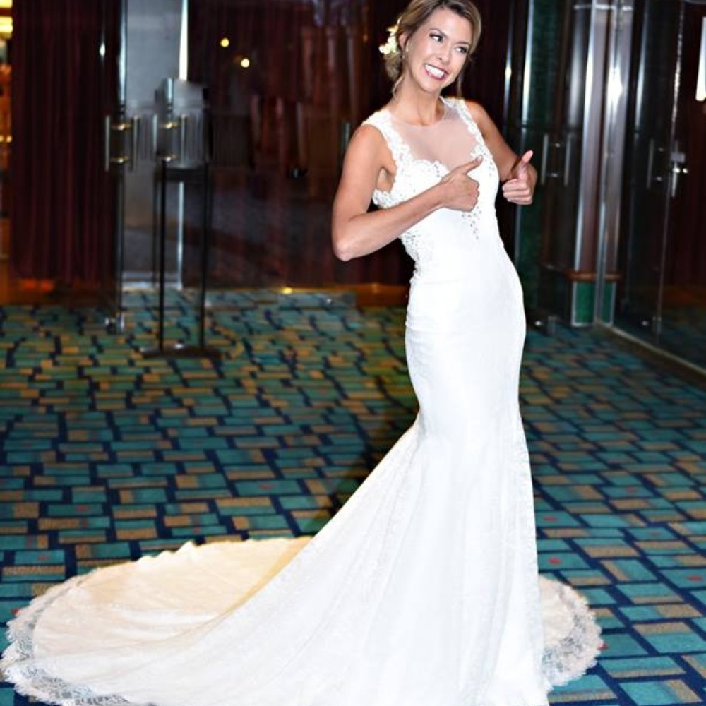 STUNNING Keyhole Back Martina Liana Wedding Dress
